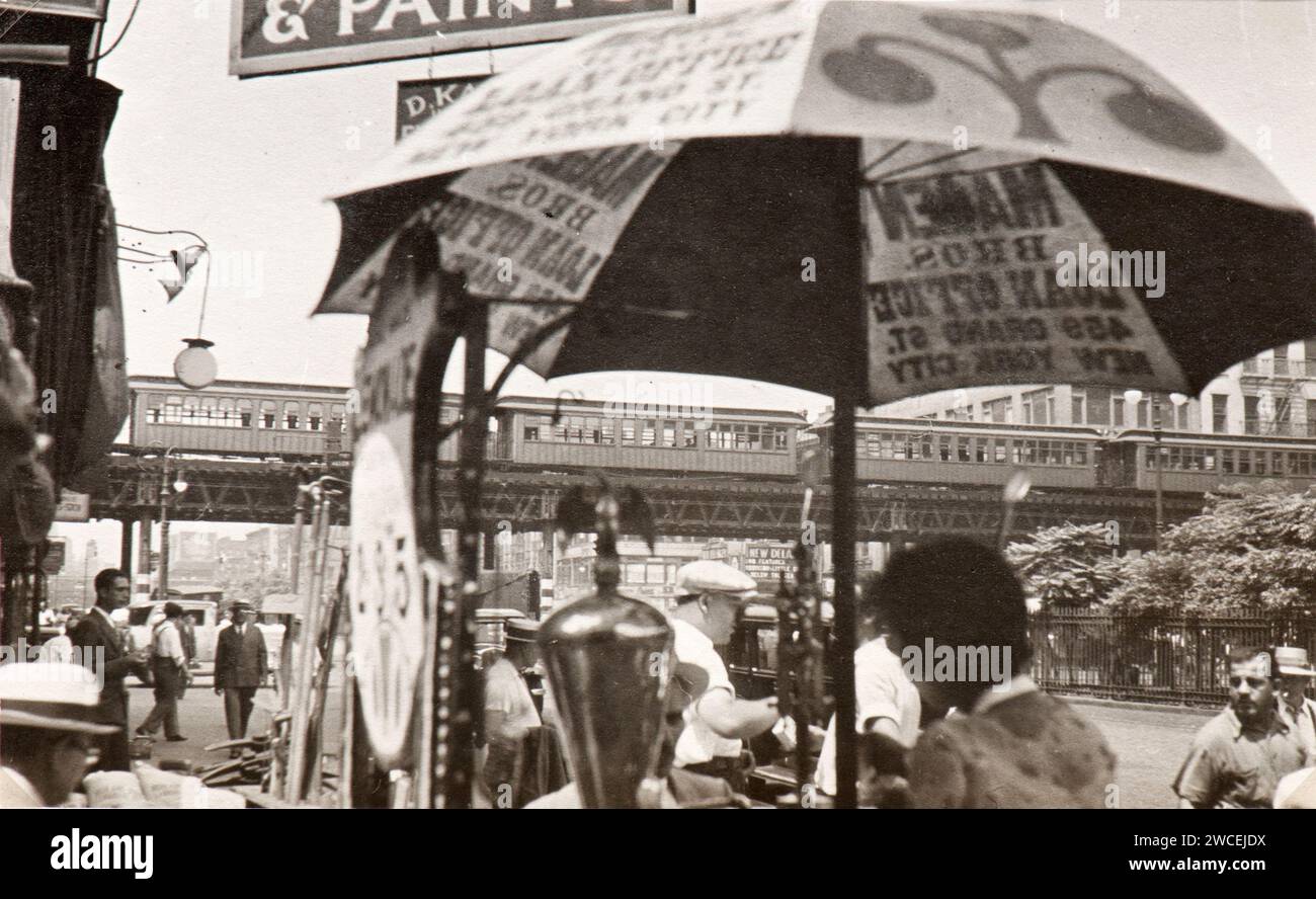 Foto vom Album einer italienischen jüdischen Familie (Jarach), die im Sommer 1933 nach New york und zur internationalen Expo in Chicago reiste. Hier ein Blick auf die Stadt der Straßen von Little Italy, New York Stockfoto