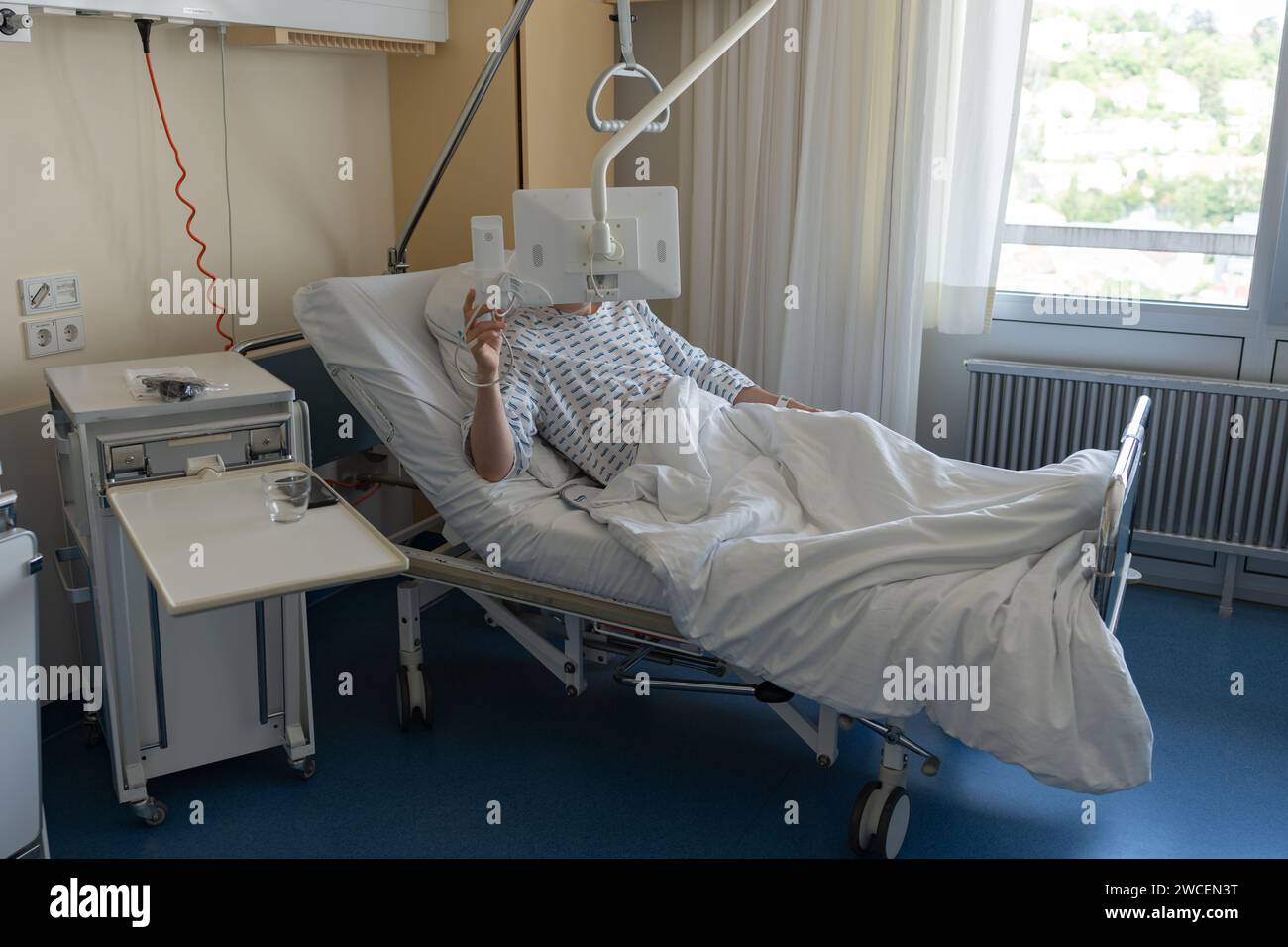 Nach der Operation befindet sich ein kranker männlicher Patient im Krankenhaus. Ambulante Behandlung in Deutschland. Stockfoto