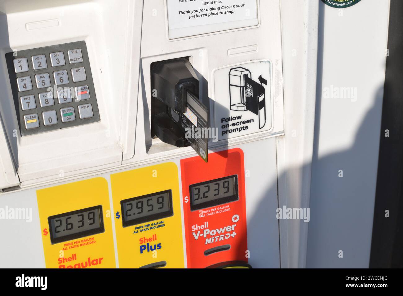 Shell Tankstelle Tankstelle mit Kredit Karte im Kartenfach Stockfoto
