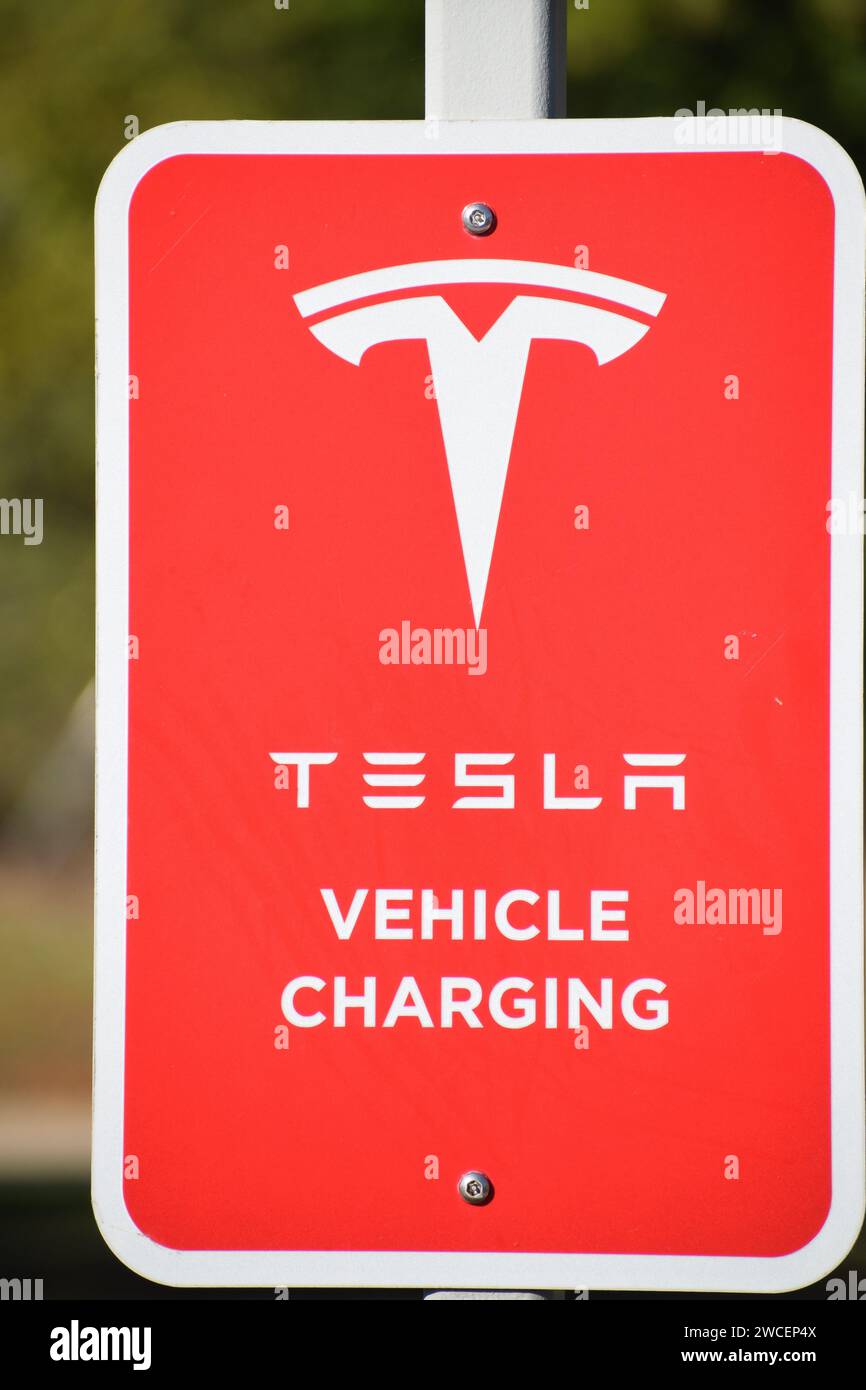 Rote Tesla-Ladestation an einem sonnigen Tag in Southlake Texas - November 2023 Stockfoto