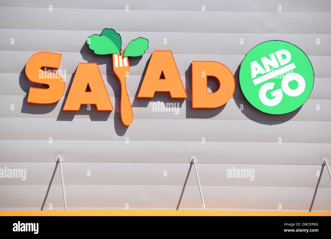 Nahaufnahme eines farbenfrohen orangefarbenen und grünen Schilds „Salat und Go“ Stockfoto