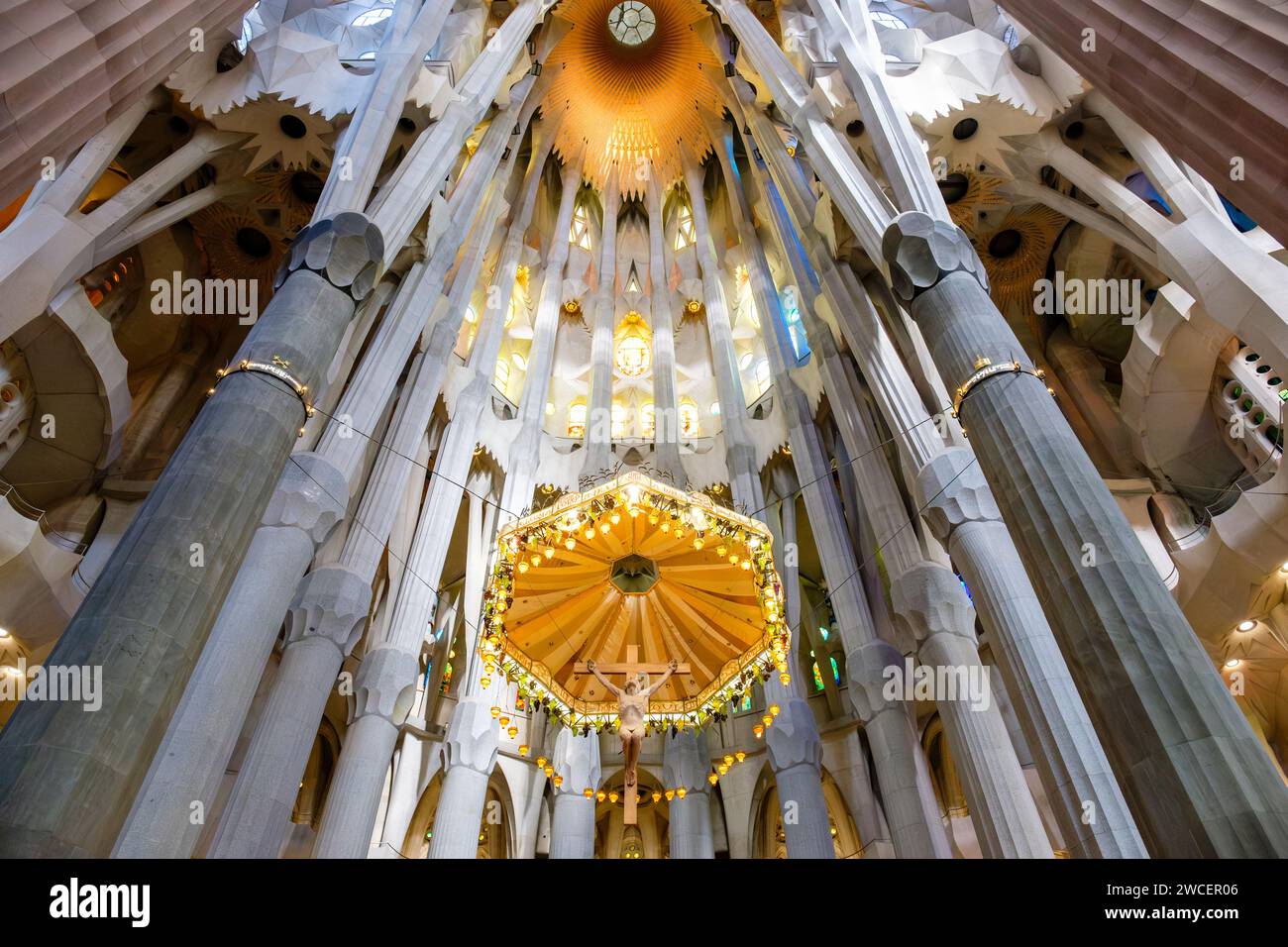 Im Inneren der Sagrada Família, Baldachin mit Jesus Christus am Kreuz von Antoni Galdí, Barcelona, Spanien Stockfoto