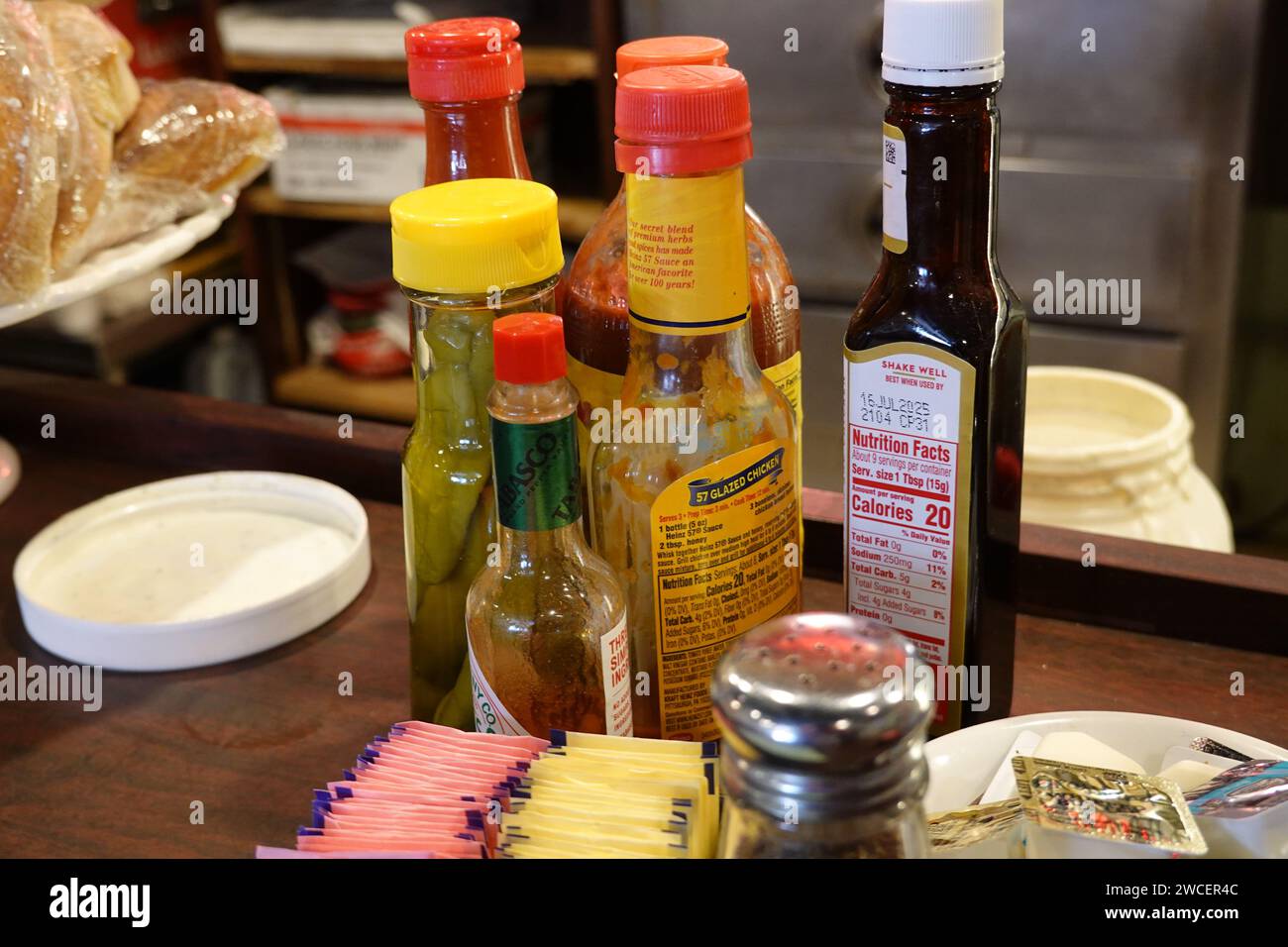 Nahaufnahme von Gewürzflaschen in einem kleinen Stadtrestaurant - November 2023 Stockfoto