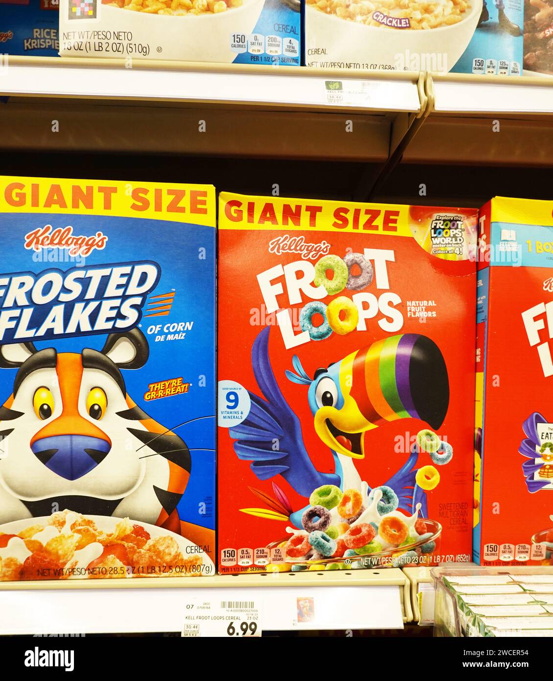 Nahaufnahme von riesigen Kisten mit Frühstückszerealien, Kellogg's Frosted Flakes und Fruit Loops - November 2023 Stockfoto
