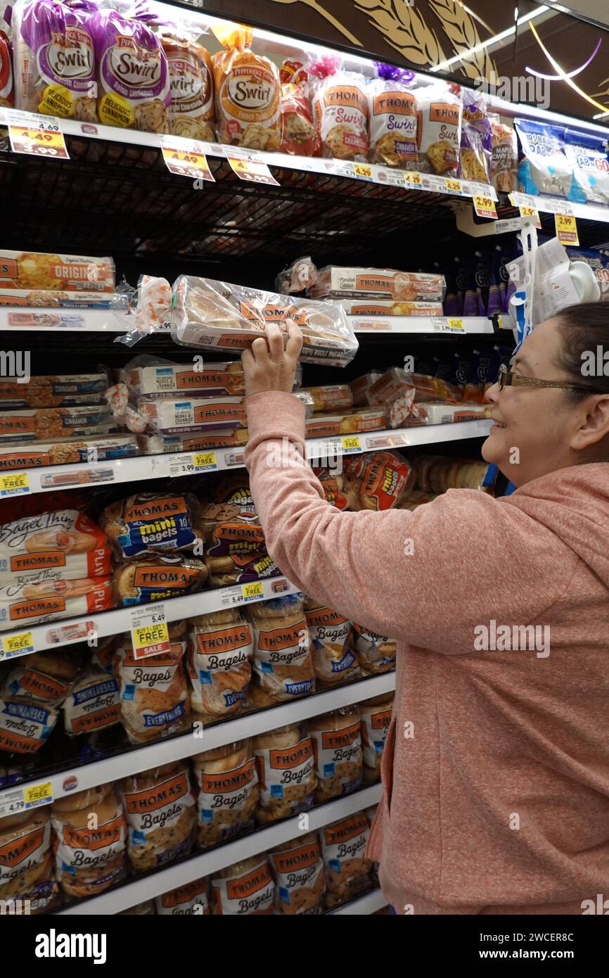 Eine hispanische Frau, die im Brotasile eines Kroger Lebensmittelgeschäfts einkaufen, Bagels kaufen - November 2023 Stockfoto