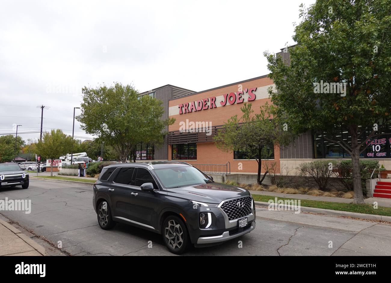 Ein schwarzer Hyundaii-SUV fährt im November 2023 an einem Trader Joe's Store in Dallas, Texas vorbei Stockfoto