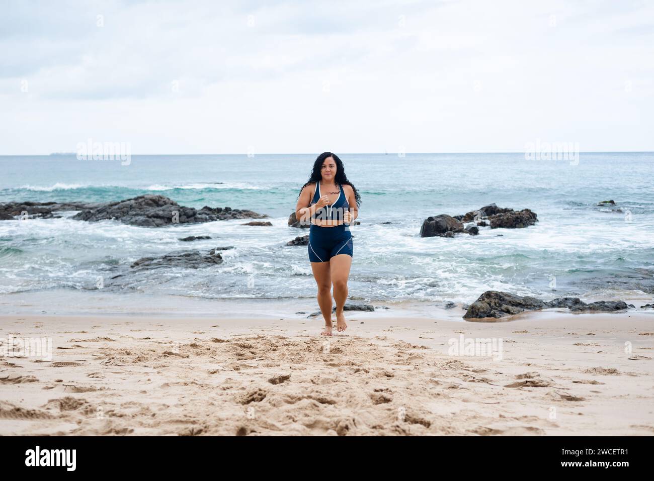 Fitness-Frau, Athlet, Running am Strand Sand. Gesunder Lebensstil. Stockfoto