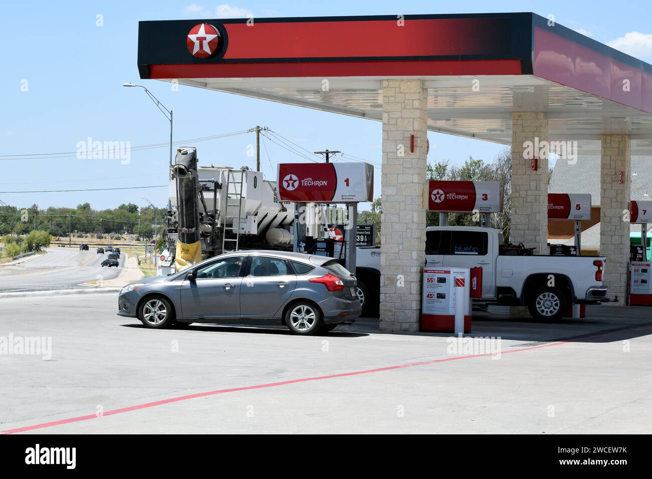 Ford Focus an einer Tankstelle in Texaco - August 2023 Stockfoto