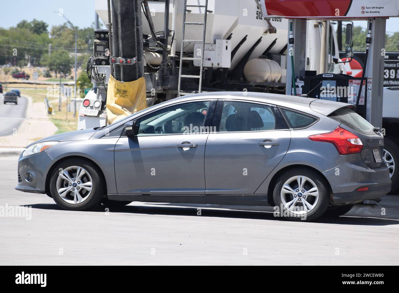 Ford Focus an einer Tankstelle in Texaco - August 2023 Stockfoto