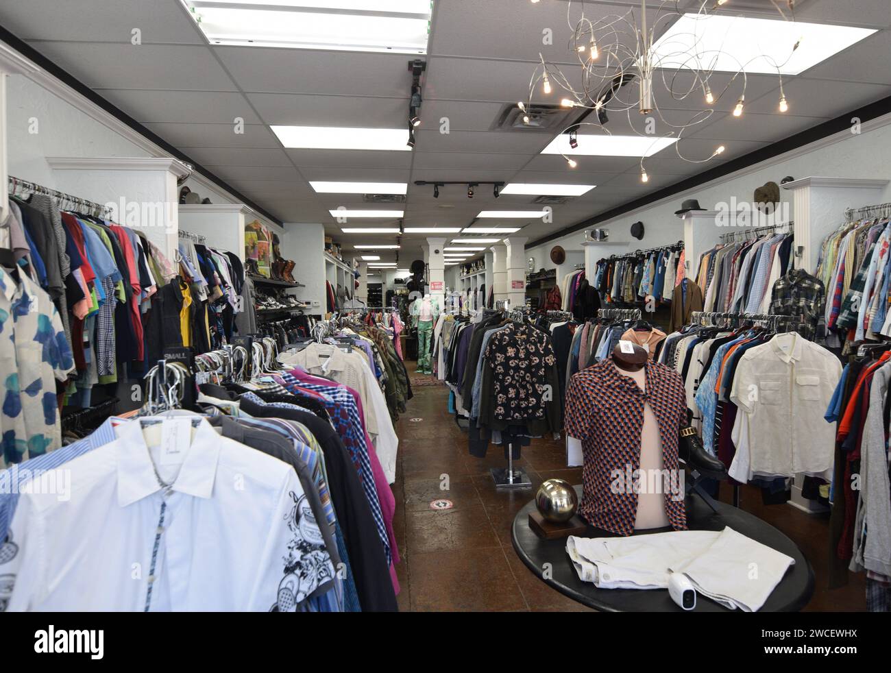 Innenraum eines Bekleidungsgeschäfts im Oak Lawn Area in Dallas Texas - August 2023 Stockfoto