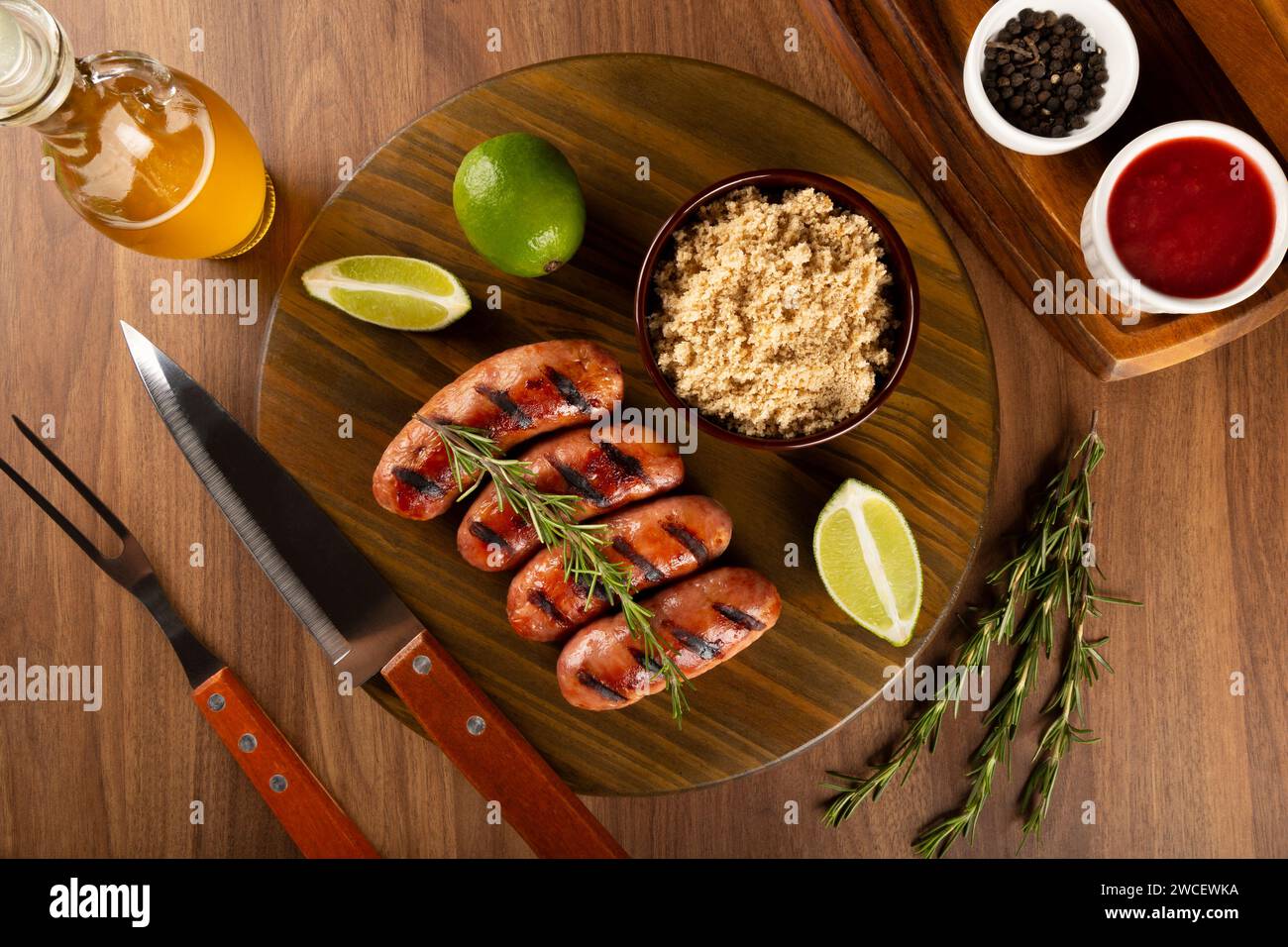 Gegrillte Grillwürste auf hölzernem Hintergrund. Stockfoto