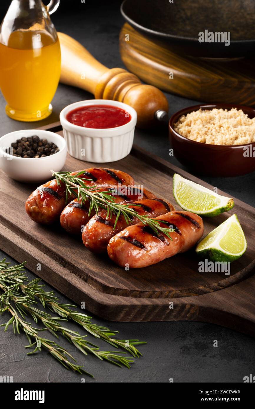 Gegrillte Grillwürste auf hölzernem Hintergrund. Stockfoto