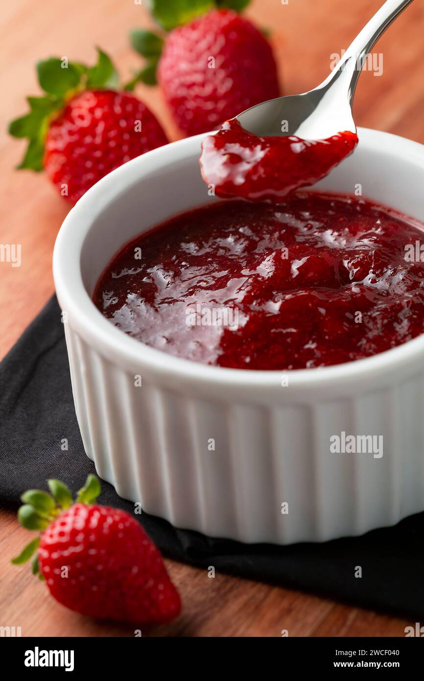 Leckere hausgemachte Erdbeermarmelade auf dem Tisch. Stockfoto