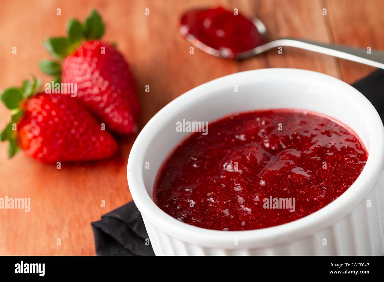 Leckere hausgemachte Erdbeermarmelade auf dem Tisch. Stockfoto