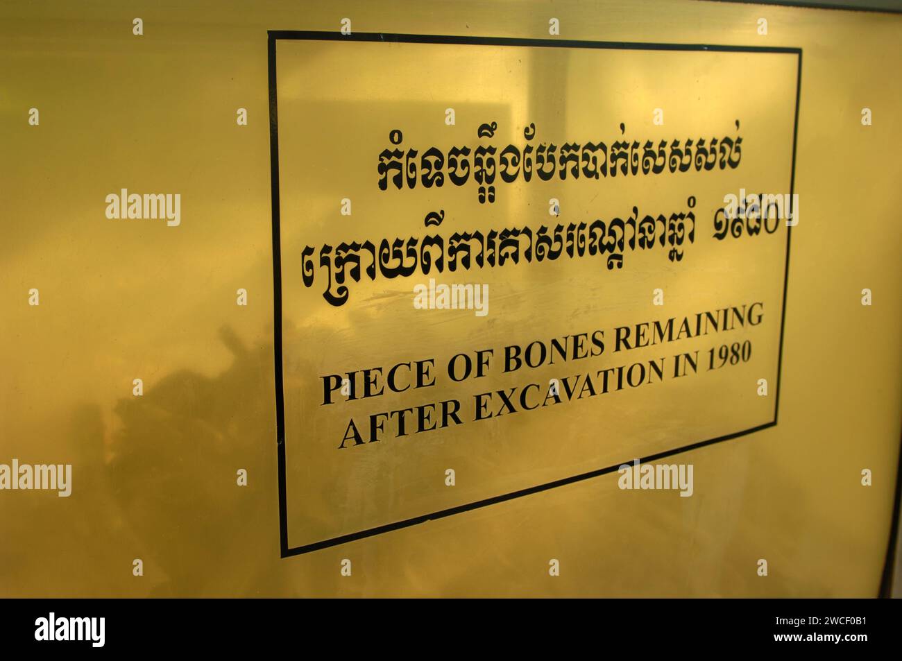Schild auf Vitrine mit menschlichen Knochen, Choung EK Genozidal Center, Phnom Penh, Kambodscha. Stockfoto