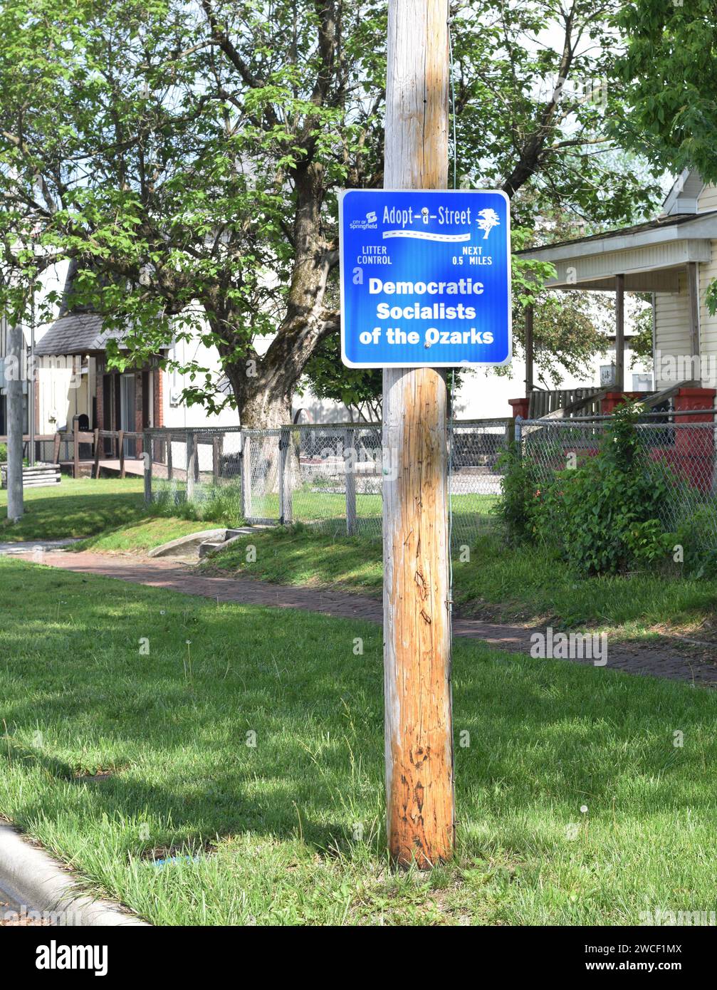 Adoption eines Straßenschildes, gesponsert von den Demokratischen Sozialisten der Ozarks - Mai 2023 Stockfoto