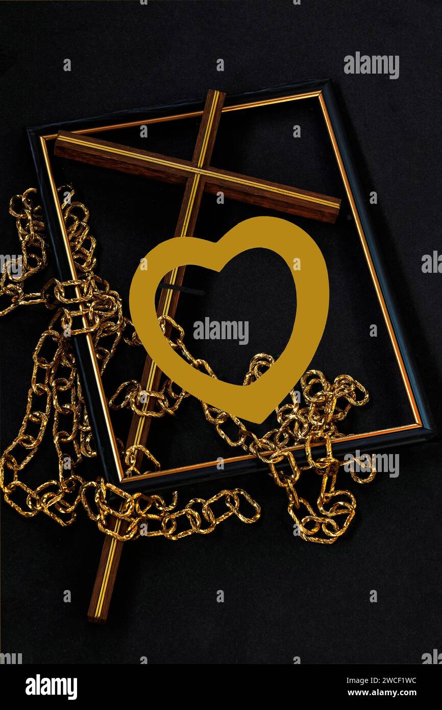 Jesus Liebe zur Menschheit wird mit einem Herzen, einem christlichen Kreuz und einer Goldkette in einem Rahmen auf schwarzem Hintergrund dargestellt. Stockfoto