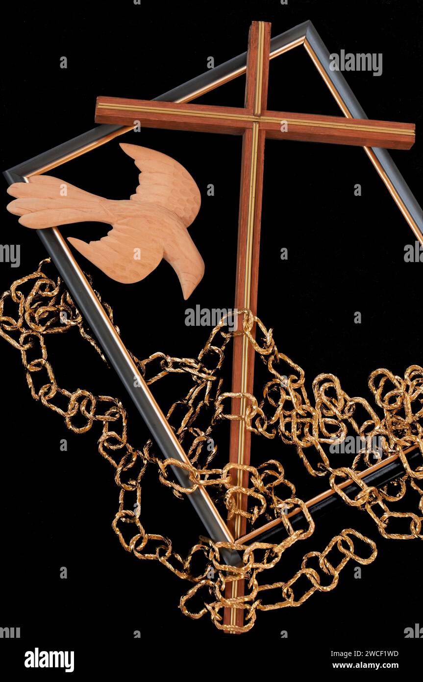 Die Symbole des Christentums sind ein Kreuz und der Heilige Geist, eine