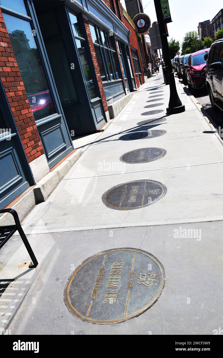 American Jazz Walk of Fame auf der 18th Street, mit Blick nach Osten, in Kansas City Missouri - Mai 2023 Stockfoto