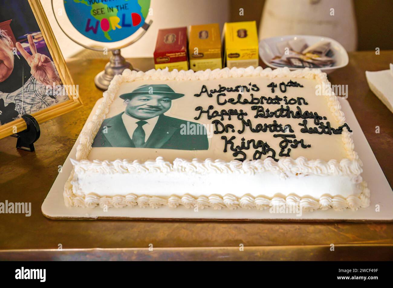 Foto einer Torte mit einem Foto von Dr. Martin Luther King Jr. bei einer öffentlichen Veranstaltung im General Gomez Arts and Event Center. Stockfoto