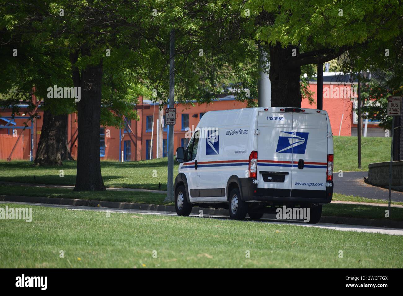 USPS-Van parkte auf einer Straße in Kansas City Missouri - Mai 2023 Stockfoto