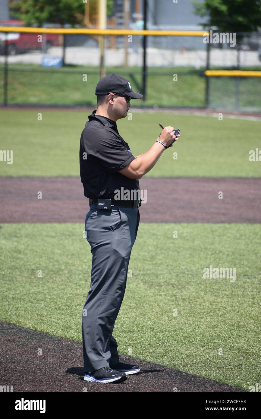 Schiedsrichter bei einem College-Baseballspiel mit seiner Scorecard - Mai 2023 Stockfoto