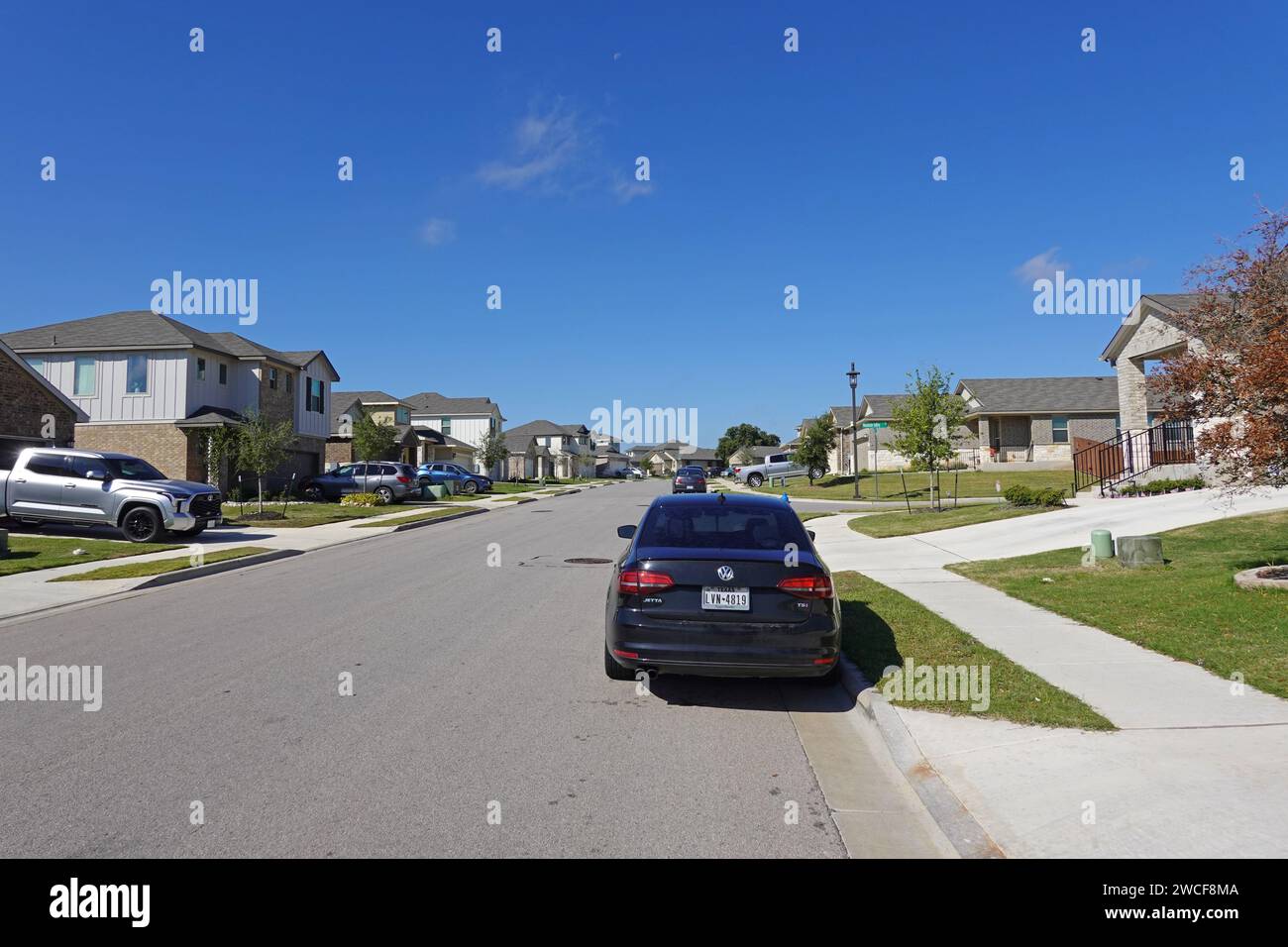 Schwarzer Volkswagen Jetta parkte auf einer Straße vor einem Vorstadthaus - November 2023 Stockfoto