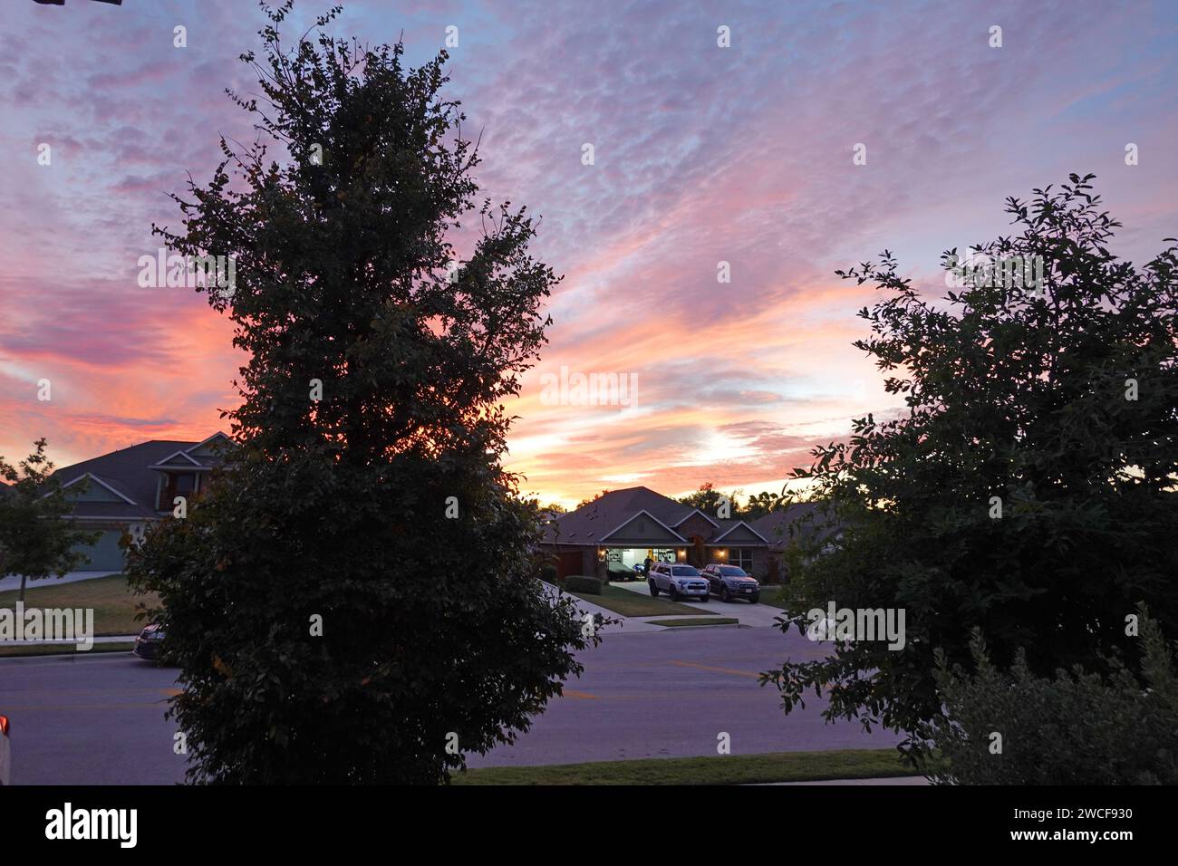 Ein Vorstadthaus der Mittelklasse in Georgetown Texas in der Abenddämmerung - November 2023 Stockfoto