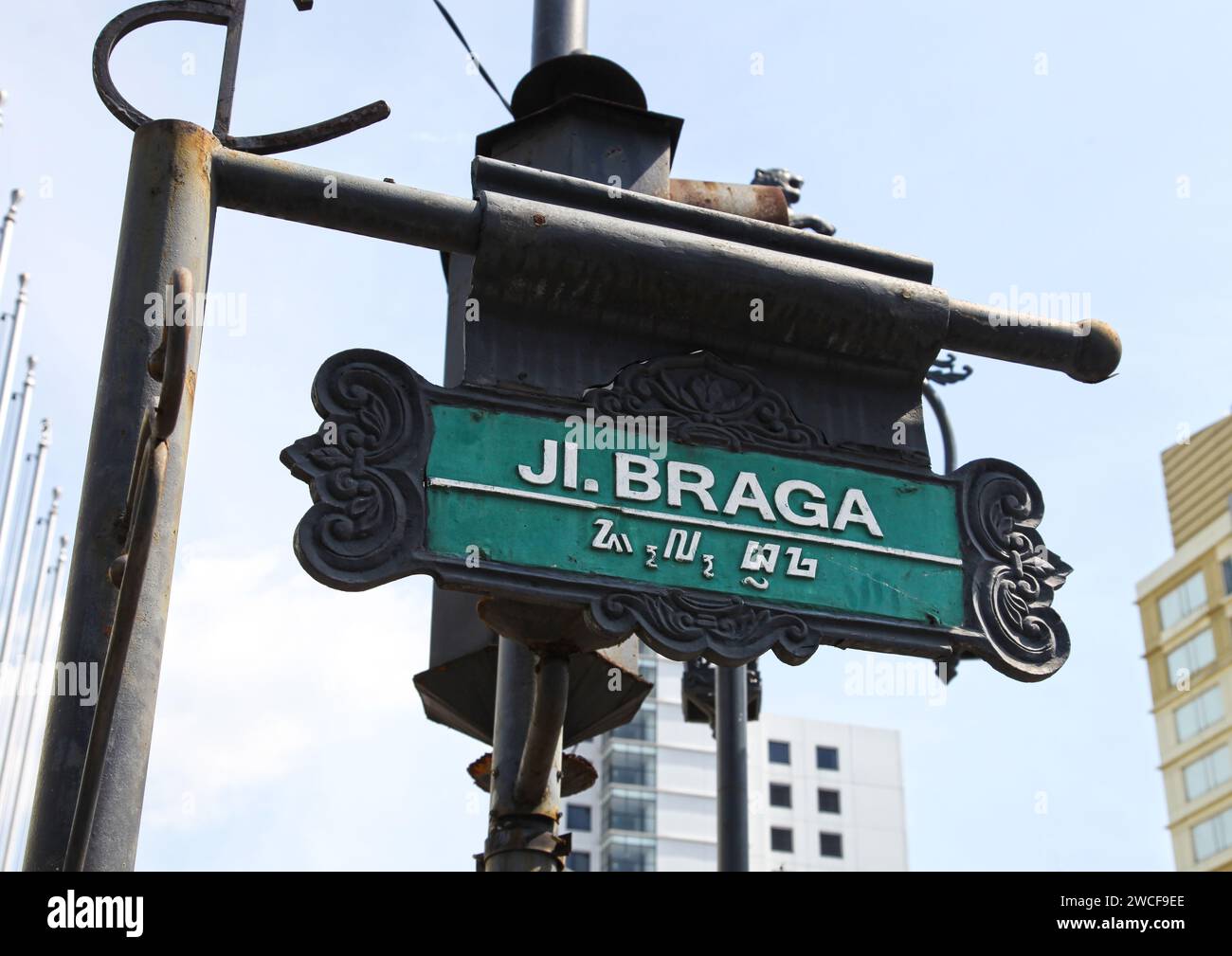 Jl. Namensschild für Braga oder Braga Street in der Innenstadt von Bandung City, Indonesien. Stockfoto