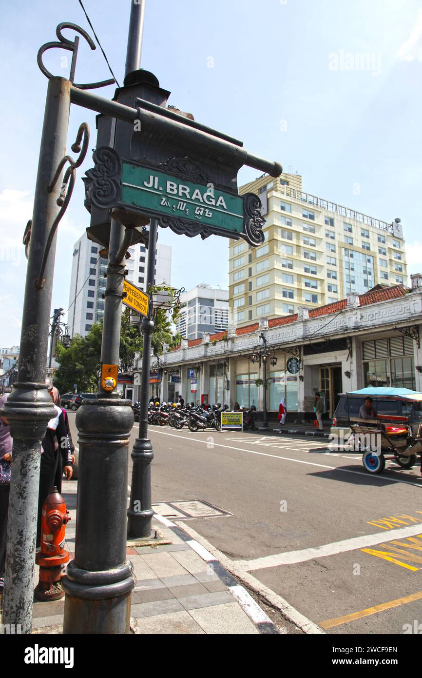 Jl. Namensschild für Braga oder Braga Street in der Innenstadt von Bandung City, Indonesien. Stockfoto