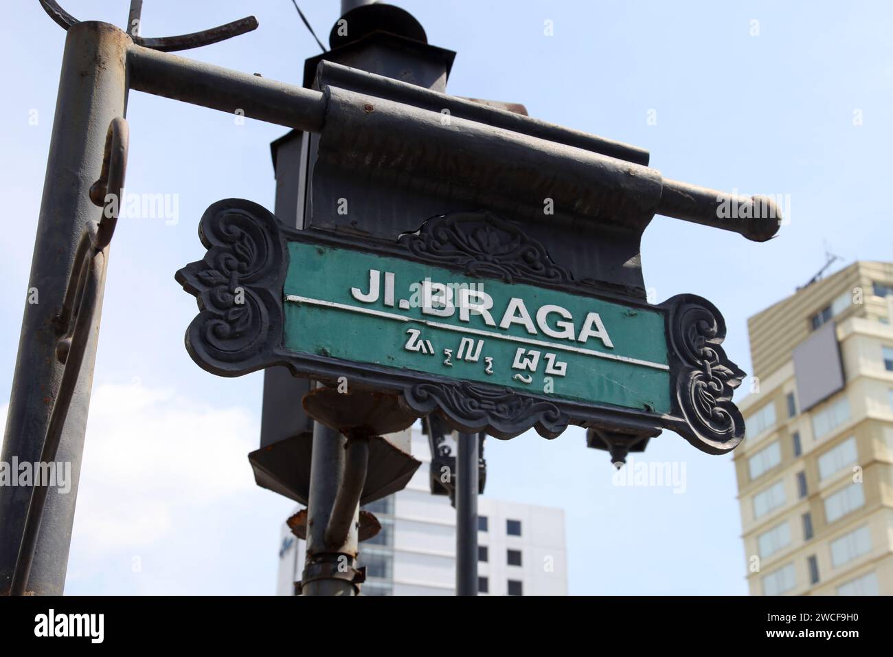 Jl. Namensschild für Braga oder Braga Street in der Innenstadt von Bandung City, Indonesien. Stockfoto