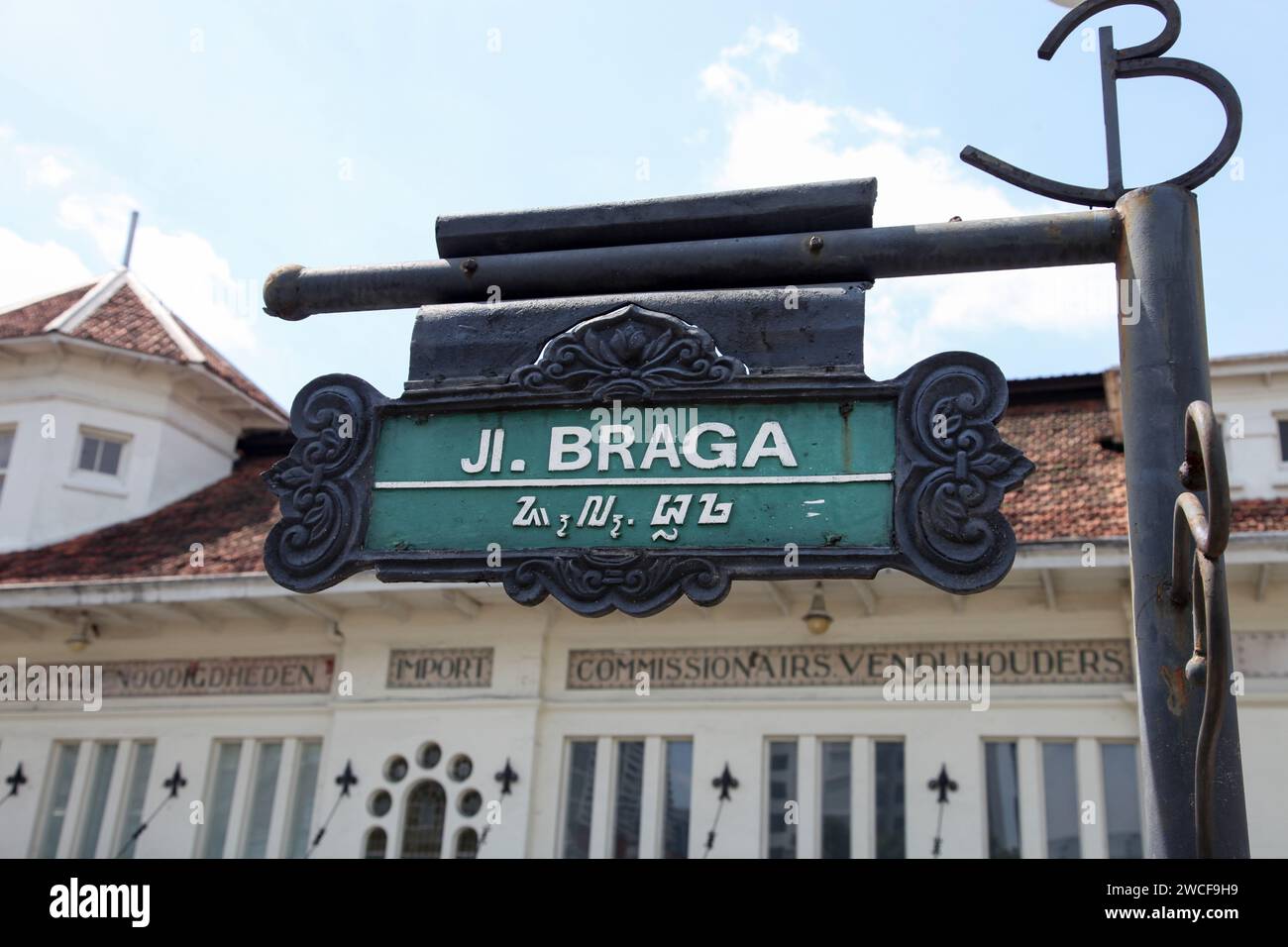 Jl. Namensschild für Braga oder Braga Street in der Innenstadt von Bandung City, Indonesien. Stockfoto