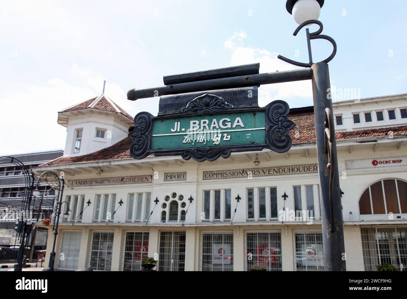 Jl. Namensschild für Braga oder Braga Street in der Innenstadt von Bandung City, Indonesien. Stockfoto