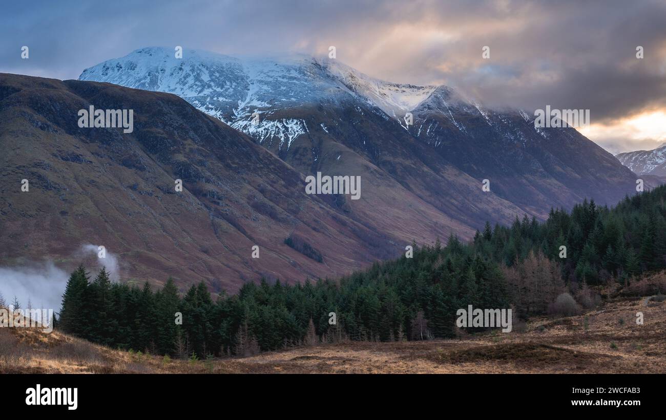 Ben Nevis mit einem stimmungsvollen Himmel, Fort William Schottland. Stockfoto