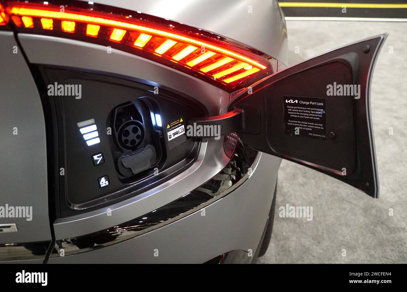 Philadelphia, Pennsylvania, USA - 14. Januar 2024 - Ladeanschluss für 2024 Kia EV6 GT Stockfoto
