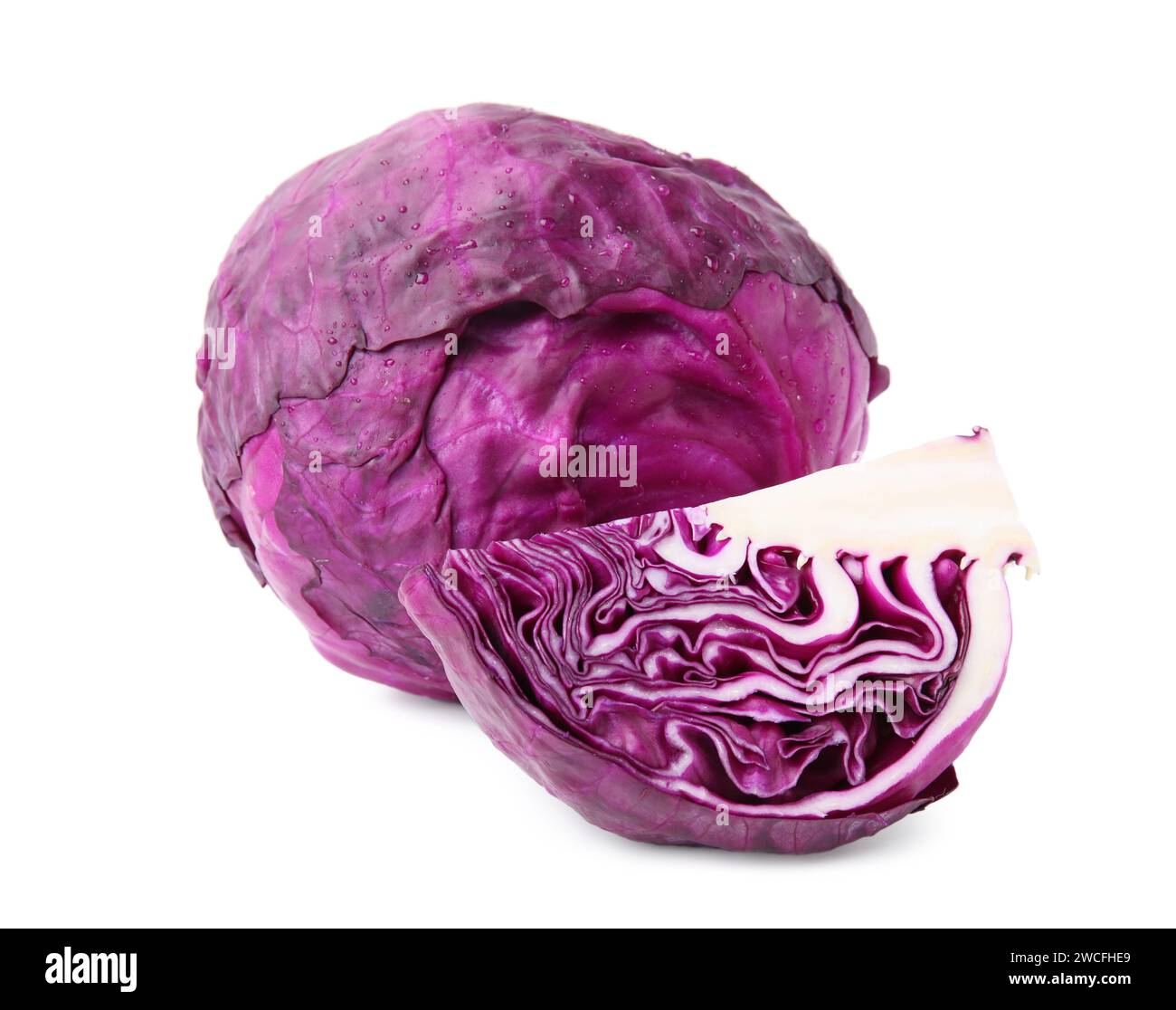 Frischer Rotkohl ganz und geschnitten, mit Wassertropfen isoliert auf weiß Stockfoto