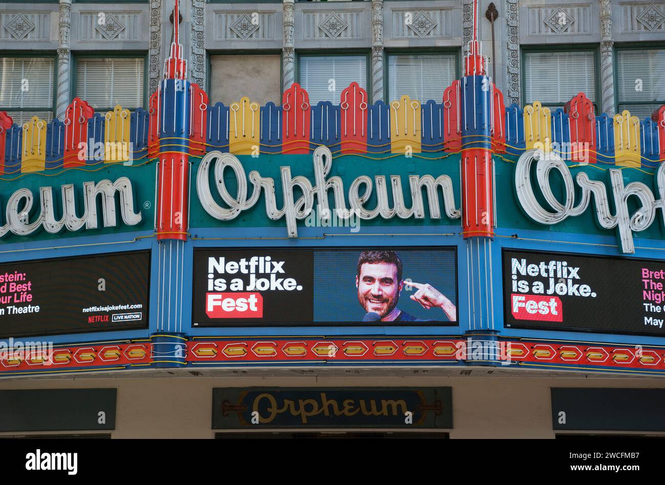 Detail der Fassade des Art Deco Orpheum Theaters mit digitaler Werbung für Netflix im Zentrum von Los Angeles, Kalifornien, USA Stockfoto