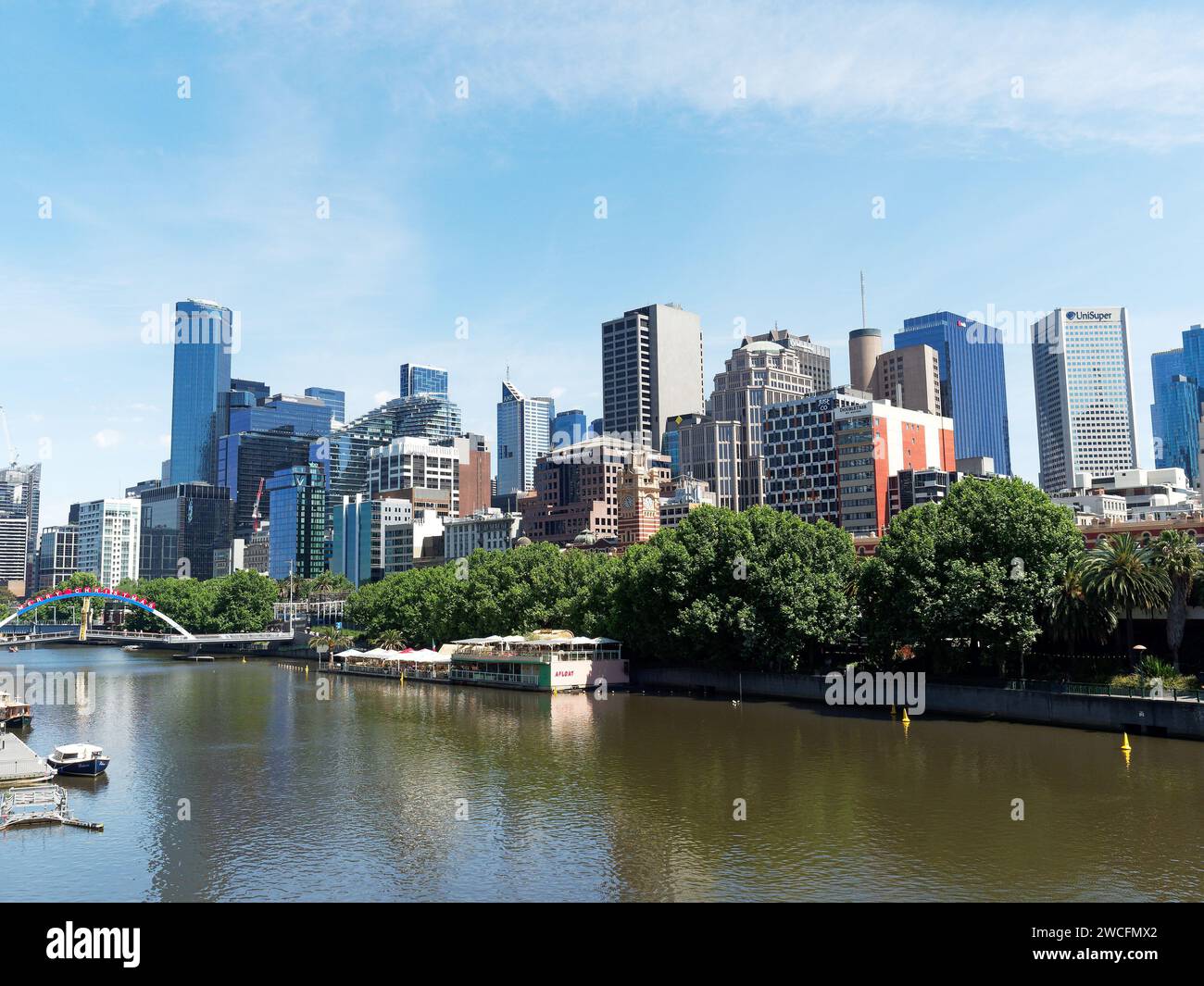 Blick auf Türme und Geschäftsgebäude am Yarra River im zentralen Geschäftsviertel von Melbourne, Victoria, Australien. Stockfoto