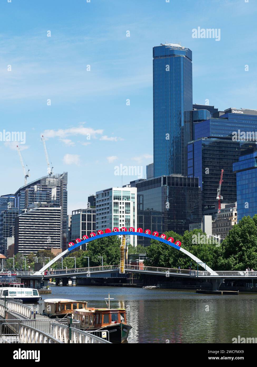 Blick auf Türme und Geschäftsgebäude am Yarra River im zentralen Geschäftsviertel von Melbourne, Victoria, Australien. Stockfoto