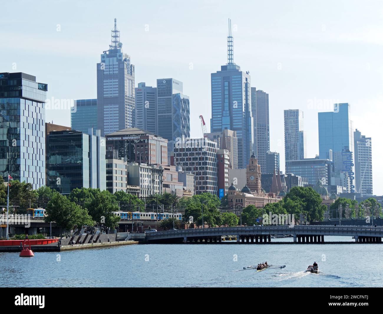 Blick auf Türme und Geschäftsgebäude am Yarra River im zentralen Geschäftsviertel von Melbourne, Victoria, Australien. Stockfoto