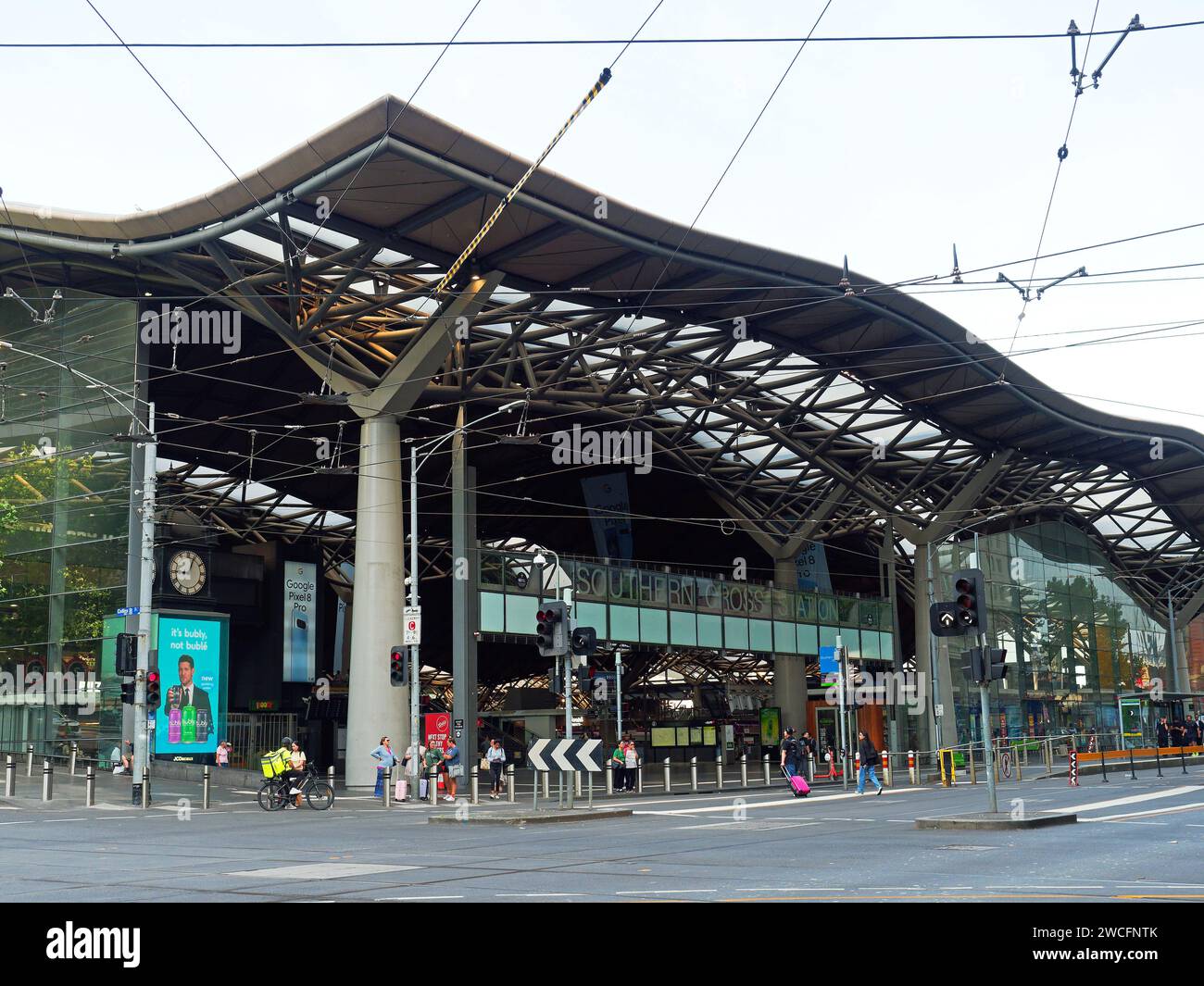 Blick auf den Haupteingang zum Bahnhof Southern Cross an der Ecke Collins Street und Spencer Street in Melbourne, Victoria, Australien. Stockfoto
