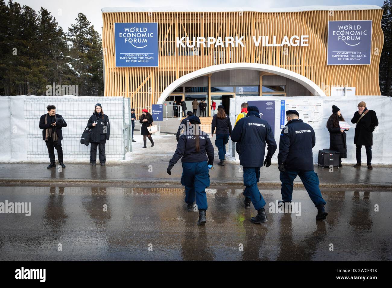 Davos, Schweiz. Januar 2024. Sicherheitsbeamte kommen zum 54. Weltwirtschaftsforum in Kurpark. Die Bundesversammlung hat außerdem die Entsendung von bis zu 5000 bewaffneten Mitarbeitern während der einwöchigen WEF-Veranstaltung genehmigt, bei der führende Politiker und Industrien weltweit zusammenkommen, um die Zukunft der Welt zu gestalten. Quelle: SOPA Images Limited/Alamy Live News Stockfoto