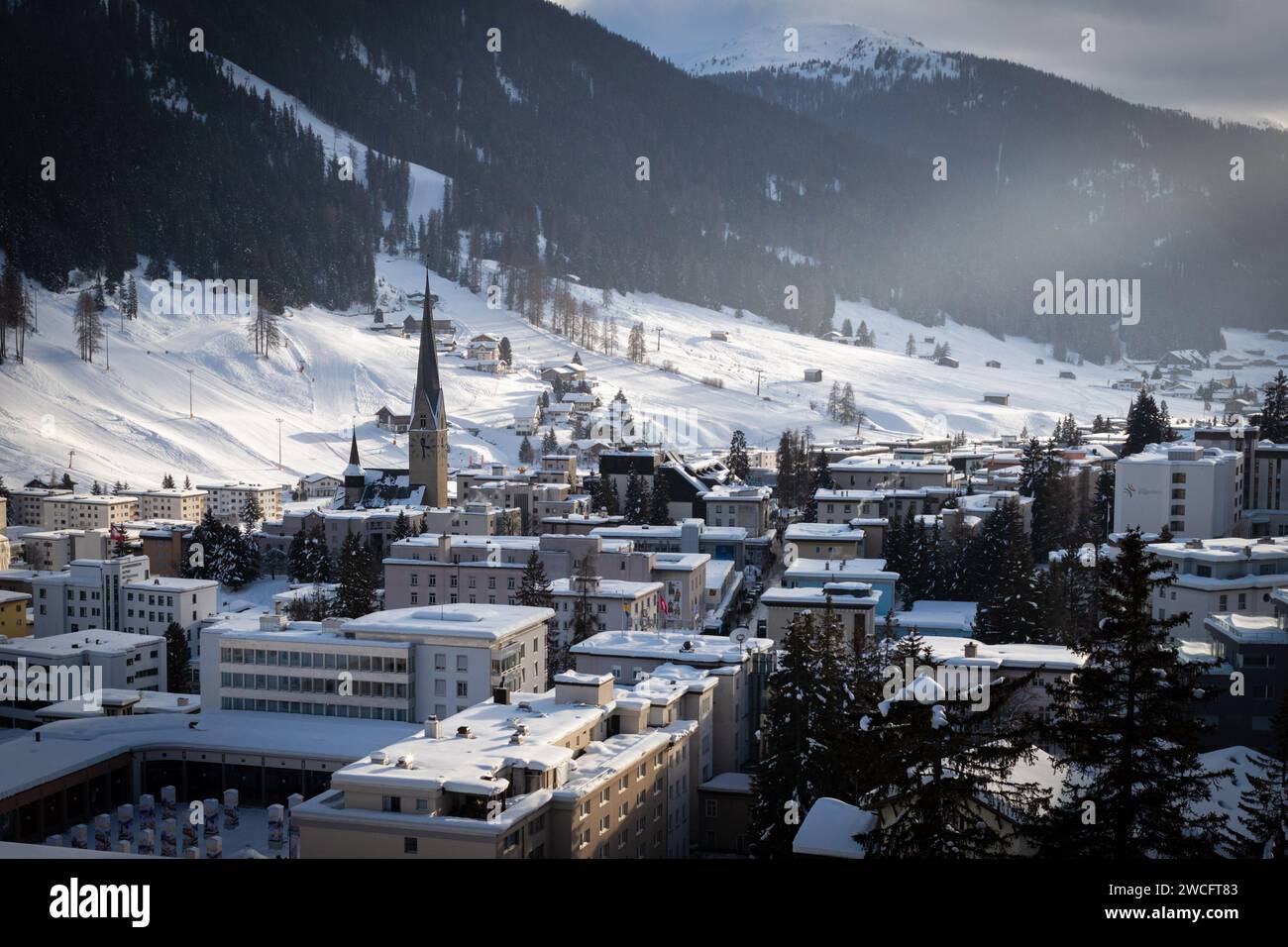 Davos, Schweiz. Januar 2024. Eine allgemeine Sicht auf Davos, wo das Weltwirtschaftsforum stattfindet. Die Bundesversammlung hat außerdem die Entsendung von bis zu 5000 bewaffneten Mitarbeitern während der einwöchigen WEF-Veranstaltung genehmigt, bei der führende Politiker und Industrien weltweit zusammenkommen, um die Zukunft der Welt zu gestalten. (Foto: Andy Barton/SOPA Images/SIPA USA) Credit: SIPA USA/Alamy Live News Stockfoto