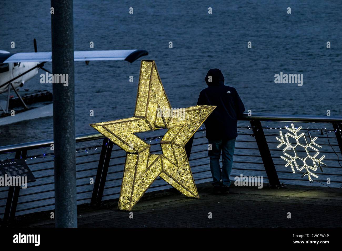 Man beobachtet Wasserflugzeuge, Coal Harbour, Vancouver, British Columbia, Kanada Stockfoto