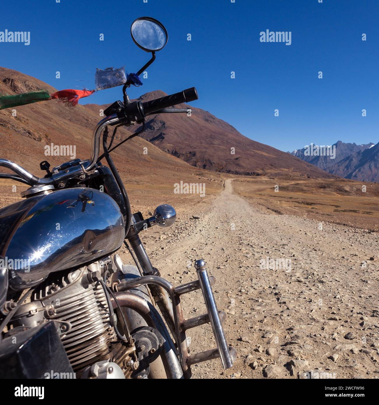 Moto reisen in Indien. Wunderschöne Straße in Ladakh. Blick vom Motorrad. Schotterweg in den Bergen. Stockfoto