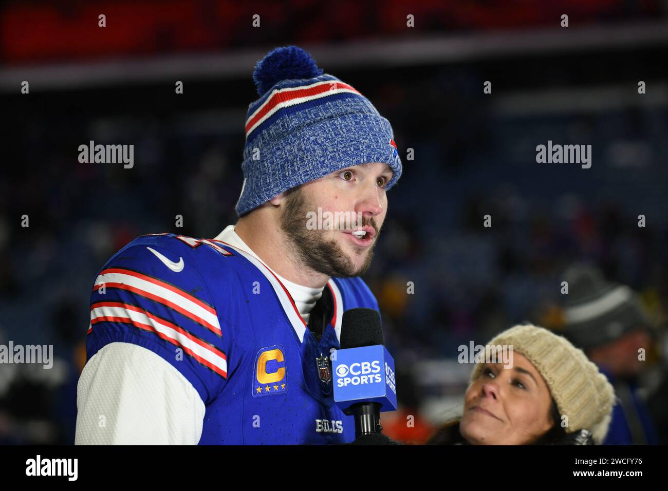 Orchard Park, New York, USA. Januar 2024. 15. Januar 2024 Buffalo Bills Quarterback Josh Allen (17) während des Postspiels CBS Sports TV Interview bei Pittsburgh Steelers vs. Buffalo Bills in Orchard Park, NY. Jake Mysliwczyk/AMG Media (Kreditbild: © Jake Mysliwczyk/BMR via ZUMA Press Wire) NUR ZUR REDAKTIONELLEN VERWENDUNG! Nicht für kommerzielle ZWECKE! Stockfoto