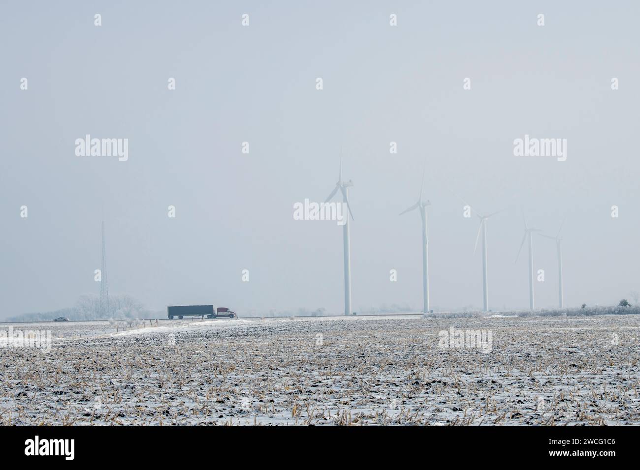 Joice, Iowa. Windmühlen in einem Wintersturm mit Lastwagen, die über die Interstate fahren. Stockfoto