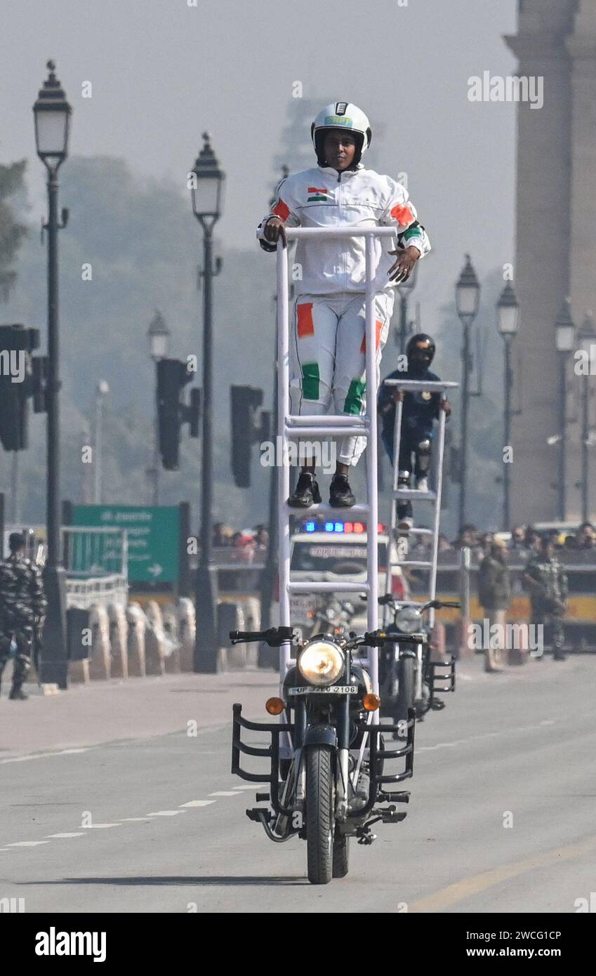 Neu-Delhi, Indien. Januar 2024. NEW DELHI, INDIEN - 15. JANUAR: CRPF 'Daredevils'-Team während der Probe für die Republic Day Parade 2024 auf dem Kartavya Path am 15. Januar 2024 in Neu Delhi, Indien. (Foto: Raj K Raj/Hindustan Times/SIPA USA) Credit: SIPA US/Alamy Live News Stockfoto