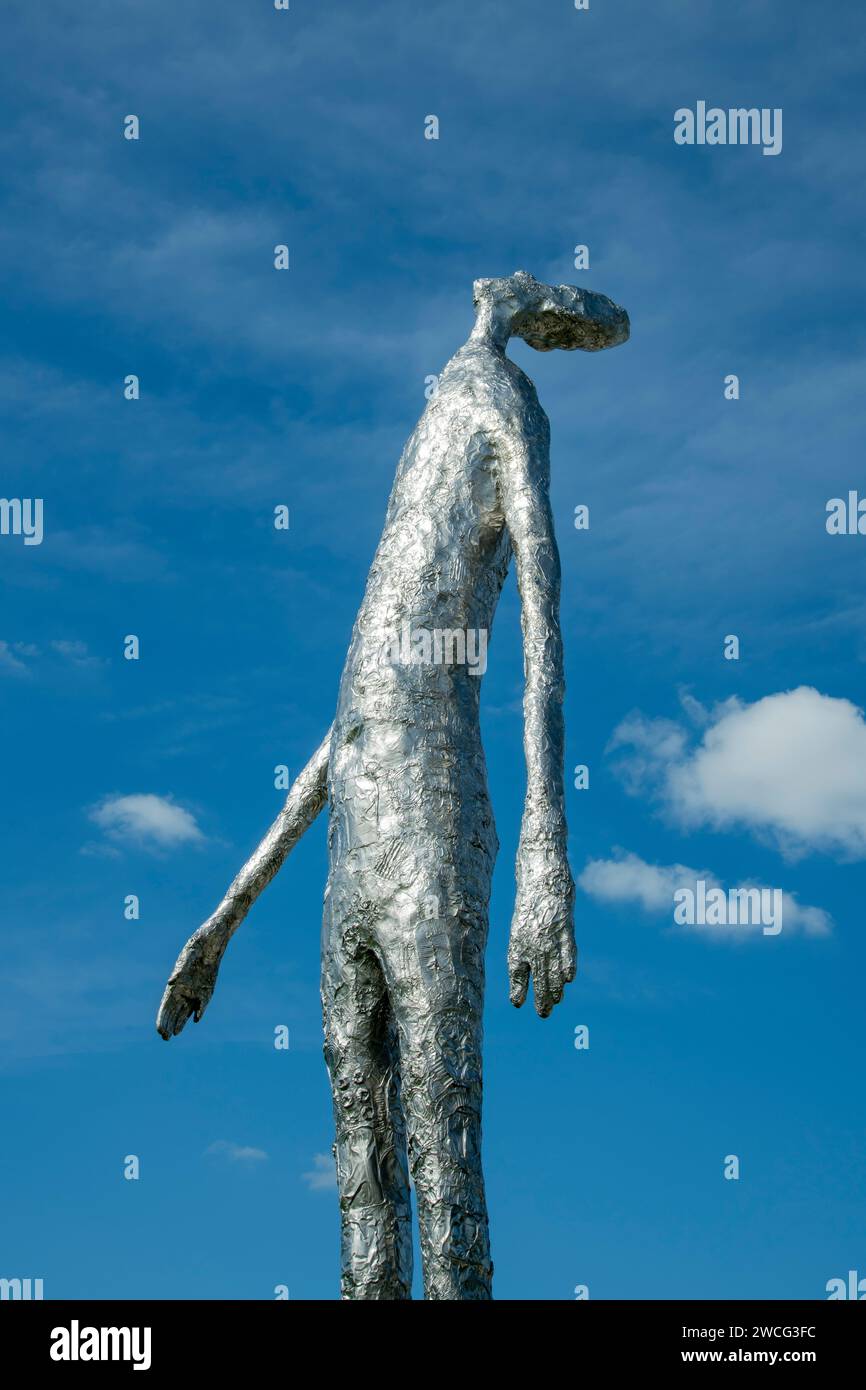 Council Bluffs, Iowa. Ich schaue nach oben bei Tom Friedman. Die Skulptur besteht aus hochglanzpoliertem Edelstahl. Stockfoto