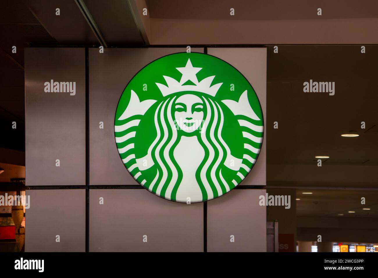 Bloomington, Minnesota. Starbucks-Kaffeeschild am Flughafen MSP. Stockfoto